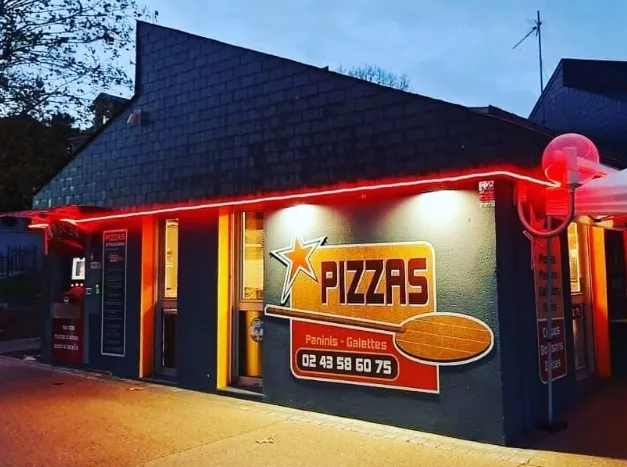 La pizzeria et son distributeur à Louverné, le soir